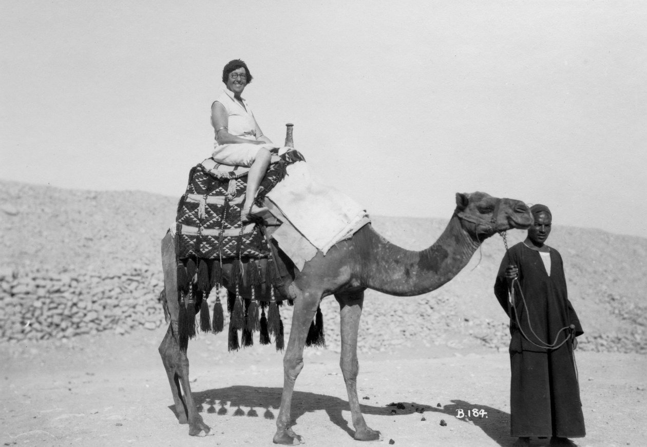امرأة في جولة على الجمال ، مصر ، c1920s-c1930s بواسطة غير معروف
