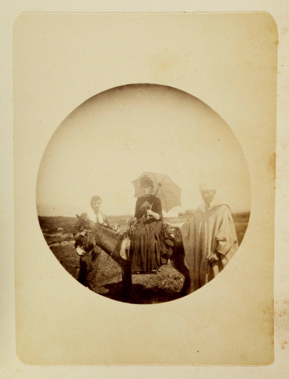 "امرأة تركب على حمار" عام 1890 بواسطة غير معروف