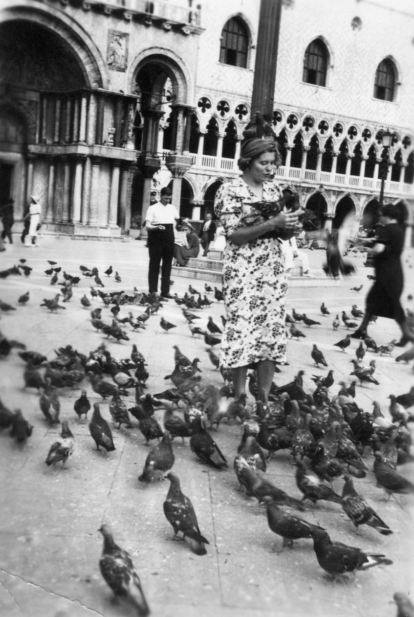 امرأة محاطة بحمامات ، ساحة سانت مارك ، البندقية ، إيطاليا ، 1938 بواسطة غير معروف