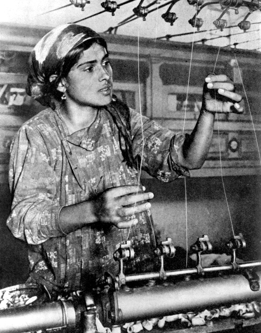 امرأة تعمل في صناعة الحرير ، سمرقند ، أوزبكستان ، 1936 بواسطة غير معروف