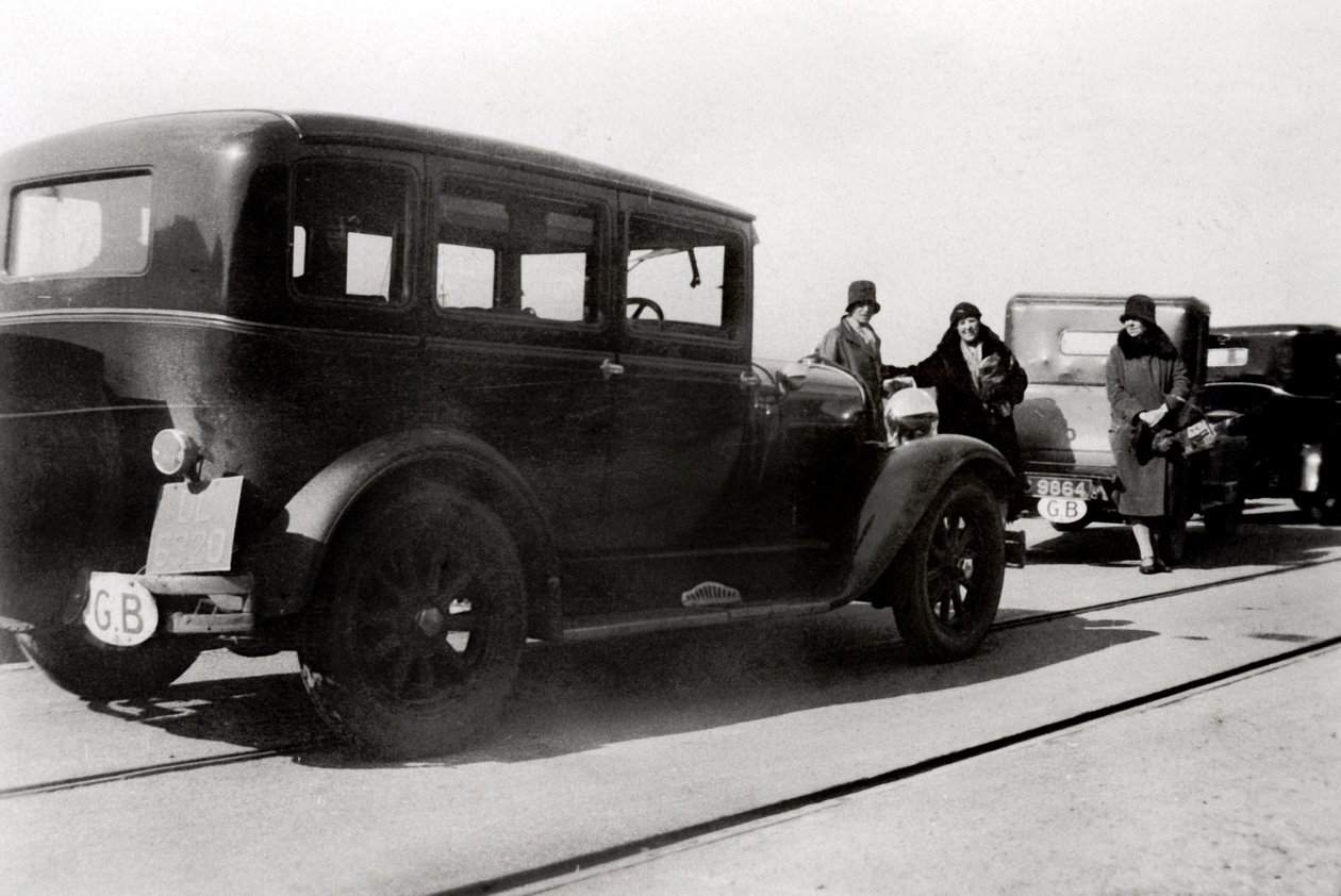 النساء والسيارات المتوقفة ، 1930 بواسطة غير معروف