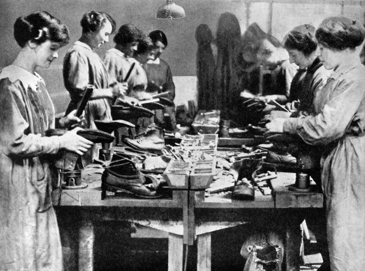 نساء إسكافيون يصلحون الأحذية من أجل المجهود الحربي ، 1914-1918 1936 بواسطة غير معروف