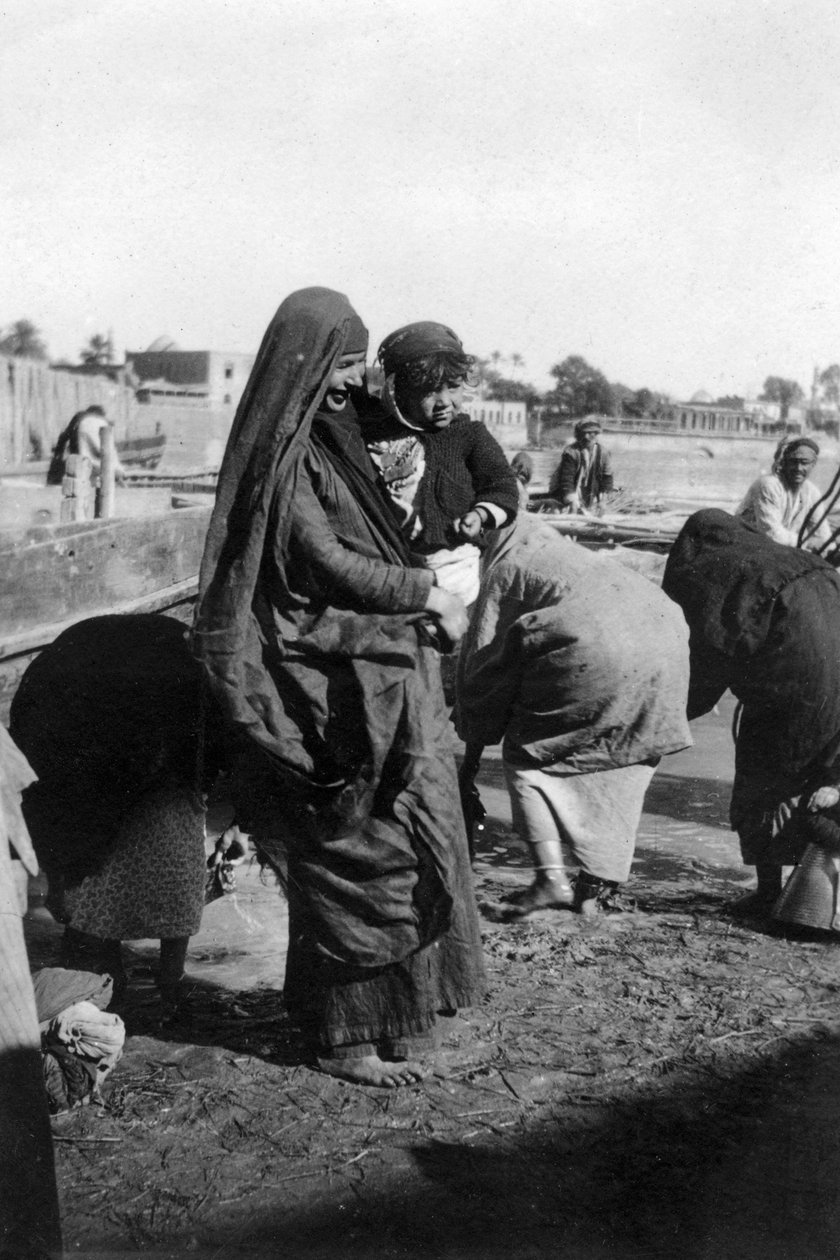 نساء يجمعن الماء عند نهر دجلة ، بغداد ، العراق ، 1917-1919 بواسطة غير معروف