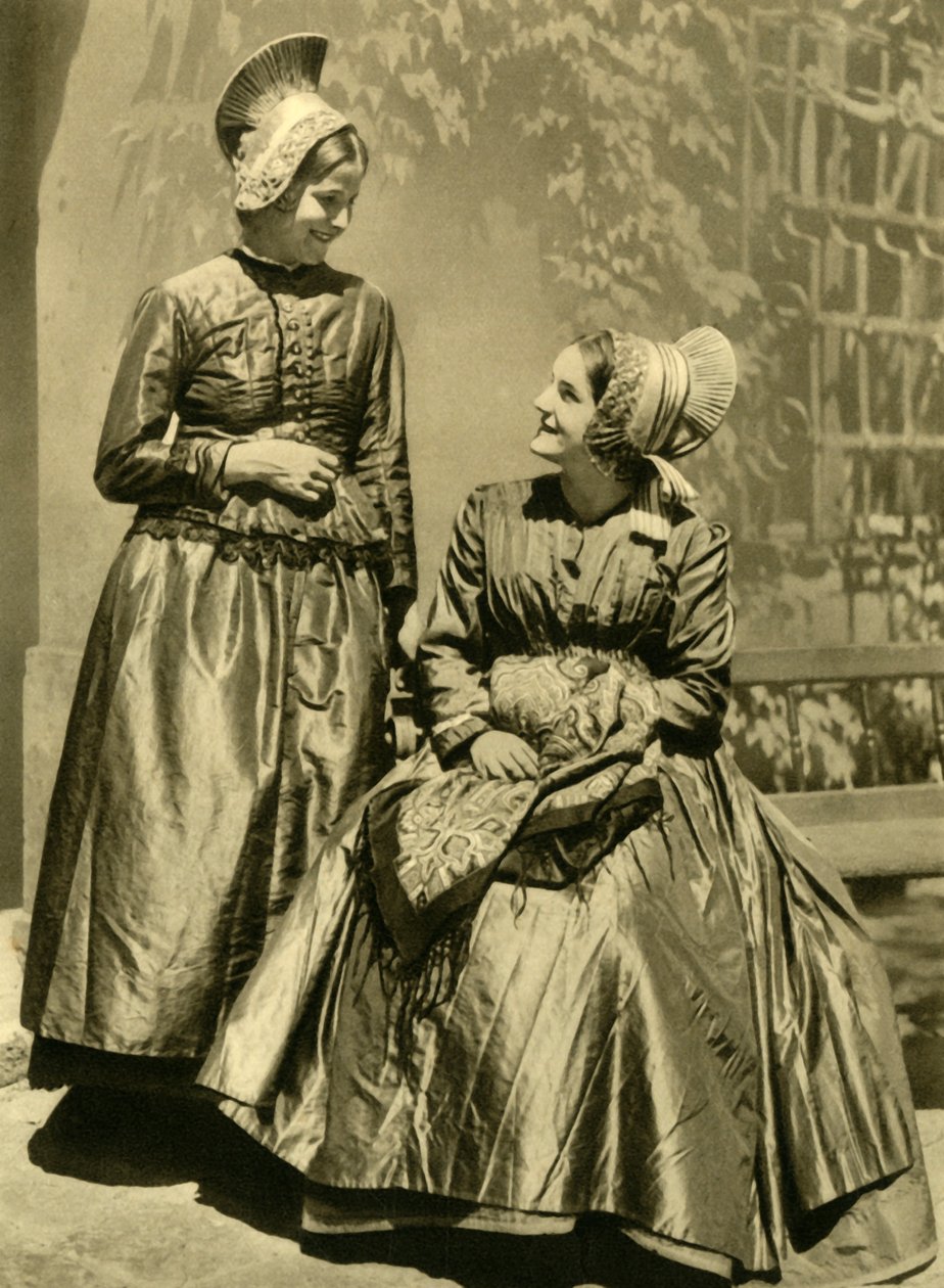 النساء في الزي التقليدي ، النمسا السفلى ، c1935. بواسطة غير معروف