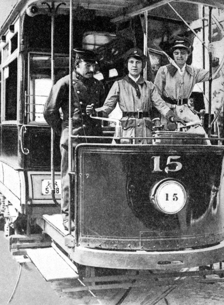 النساء يتعلمن قيادة الترام ، 1917 ، 1936 بواسطة غير معروف
