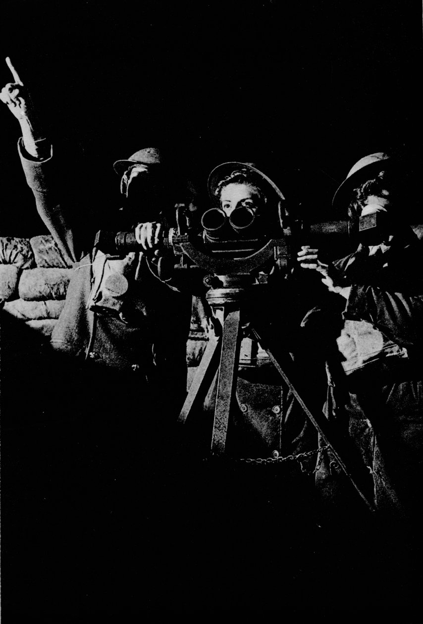النساء في الخدمة على بطارية مضادة للطائرات ، 1943 بواسطة غير معروف