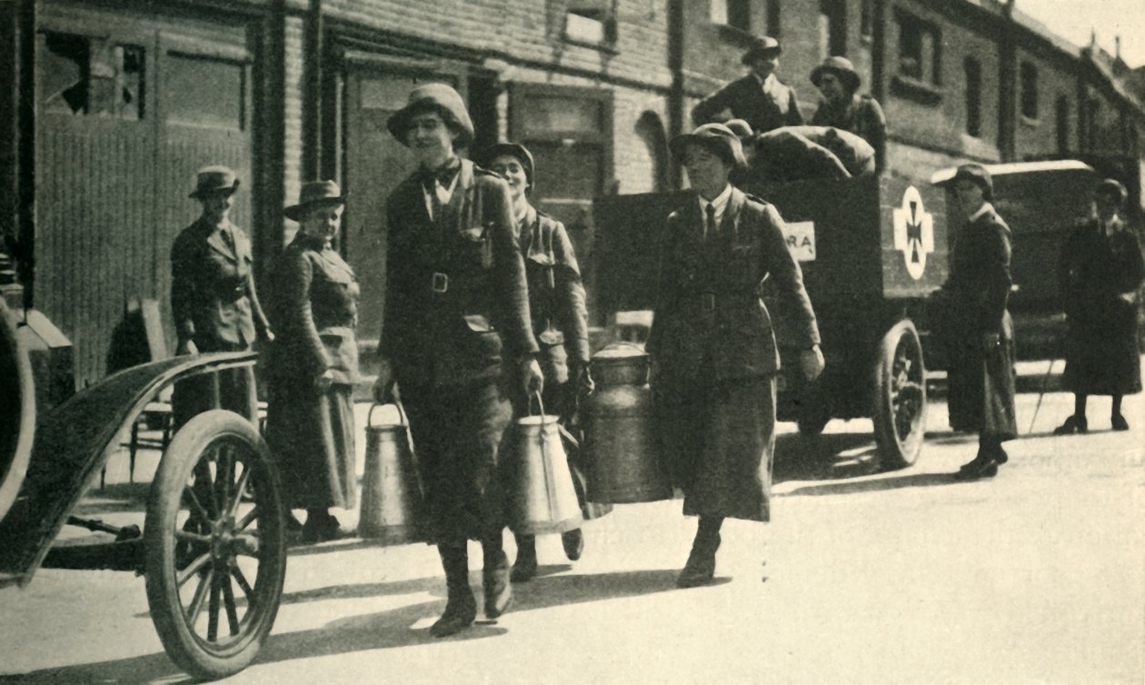 نساء احتياطيات يسلمن الحليب إلى مستشفى ، الحرب العالمية الأولى ، c1914-1918 ، c1920. بواسطة غير معروف