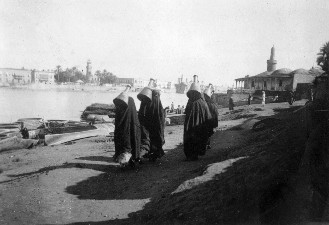 حاملات مياه النساء ، نهر دجلة ، بغداد ، العراق ، 1917-1919 بواسطة غير معروف