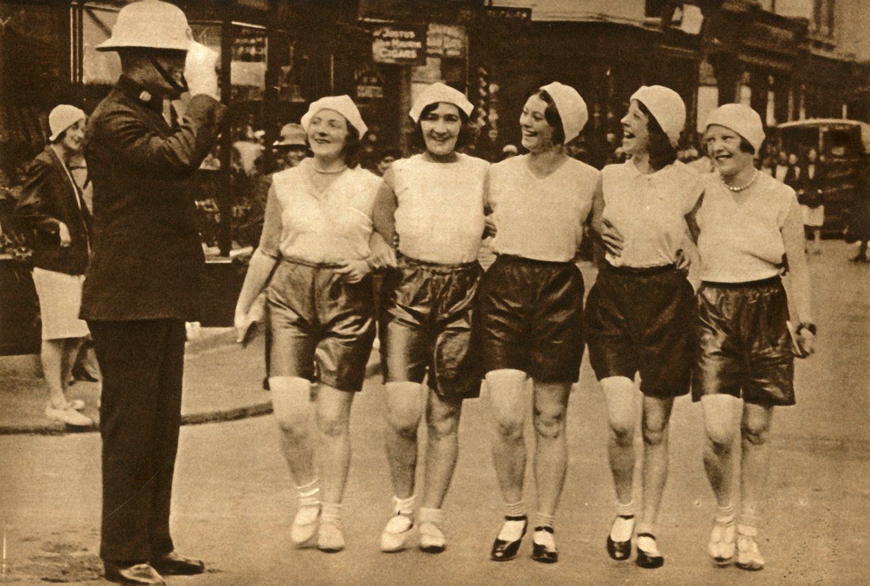 نساء يرتدين السراويل القصيرة ، 1930 ، 1933. بواسطة غير معروف