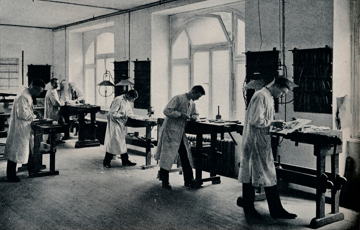 ورشة عمل المدرسة الفنية للفنون والحرف ، فلنسبورغ ، ألمانيا. c1908 بواسطة غير معروف