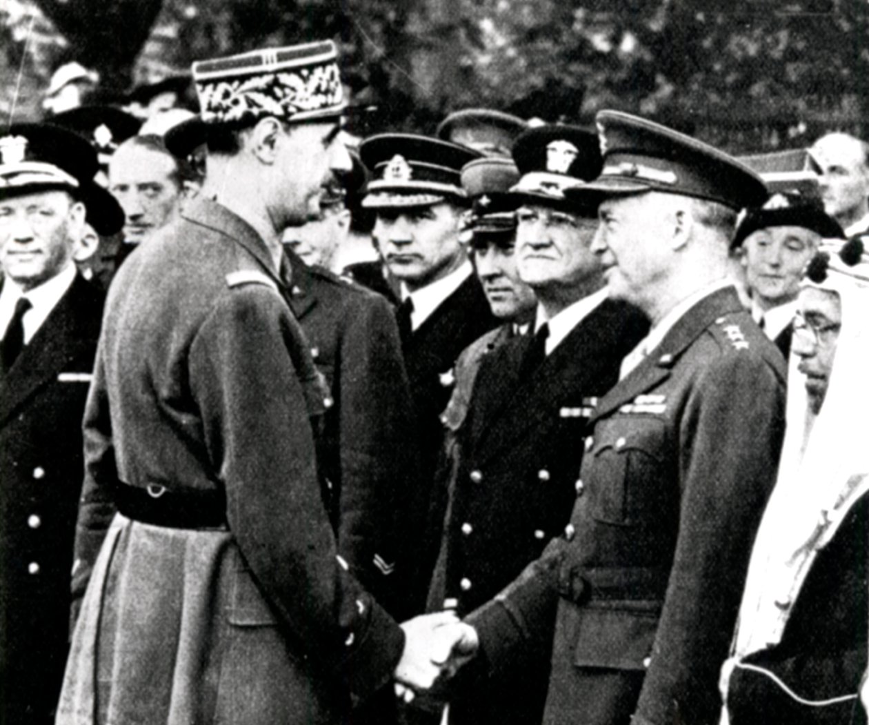 الحرب العالمية الثانية: ديغول يحيي أيزنهاور 1944 بواسطة غير معروف