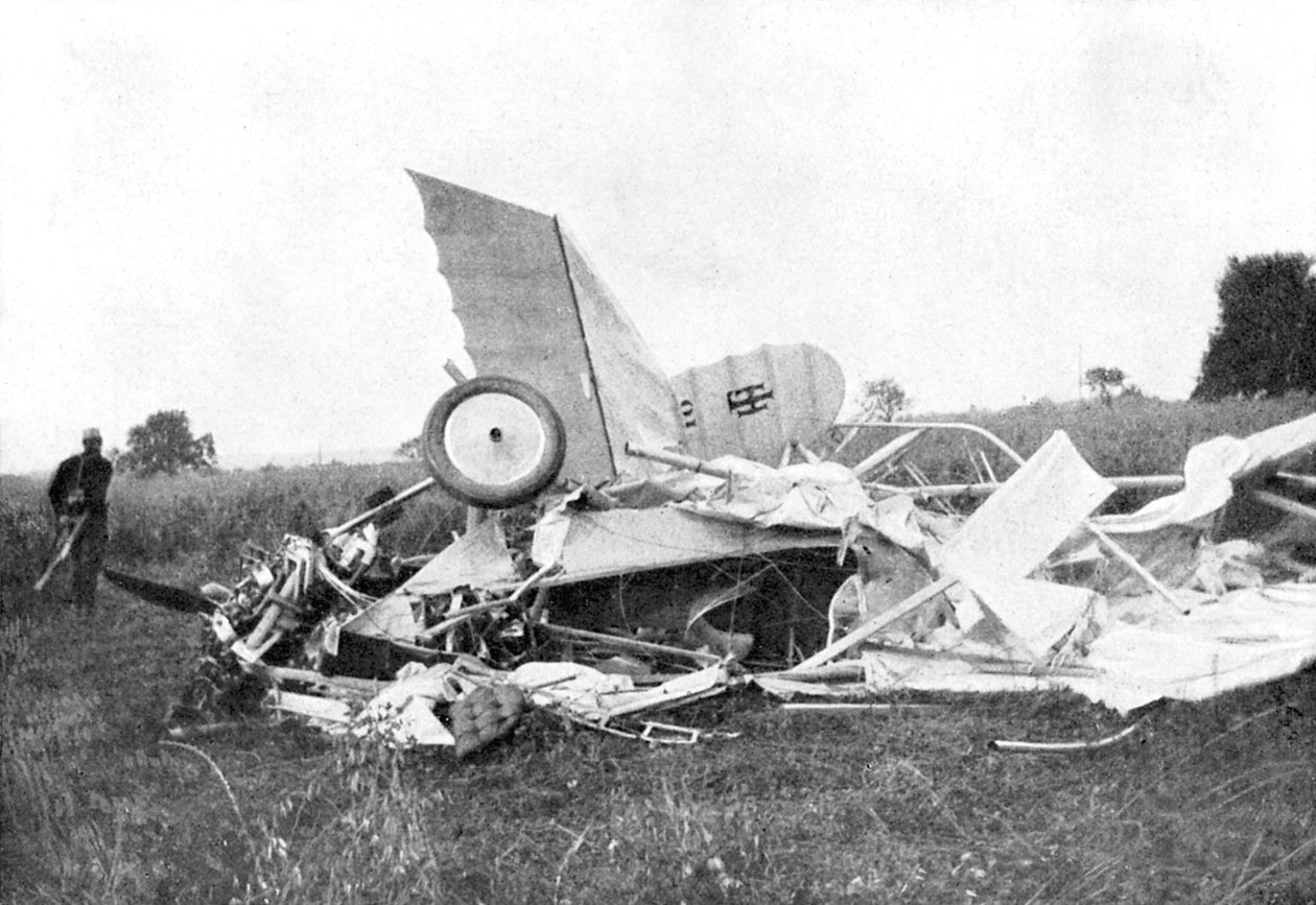 حطام طائرة قتل فيها الطيار البريطاني ملازم الطيران وارنفورد ، 1915 بواسطة غير معروف