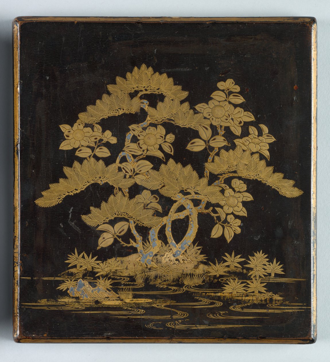 مربع الكتابة Suzuribako مع تصميم من الصنوبر والكاميليا وغطاء من الخيزران ، 1400s. بواسطة غير معروف
