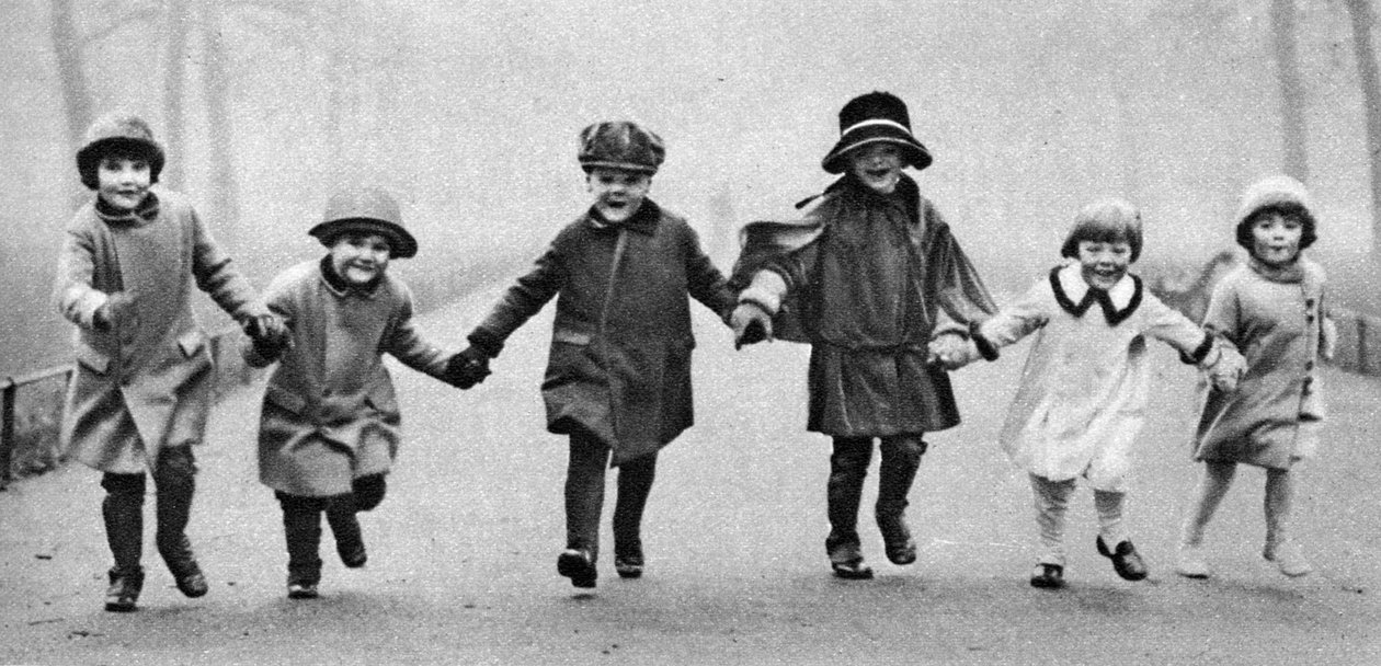 أطفال صغار في هايد بارك ، لندن ، 1926-1927 بواسطة غير معروف