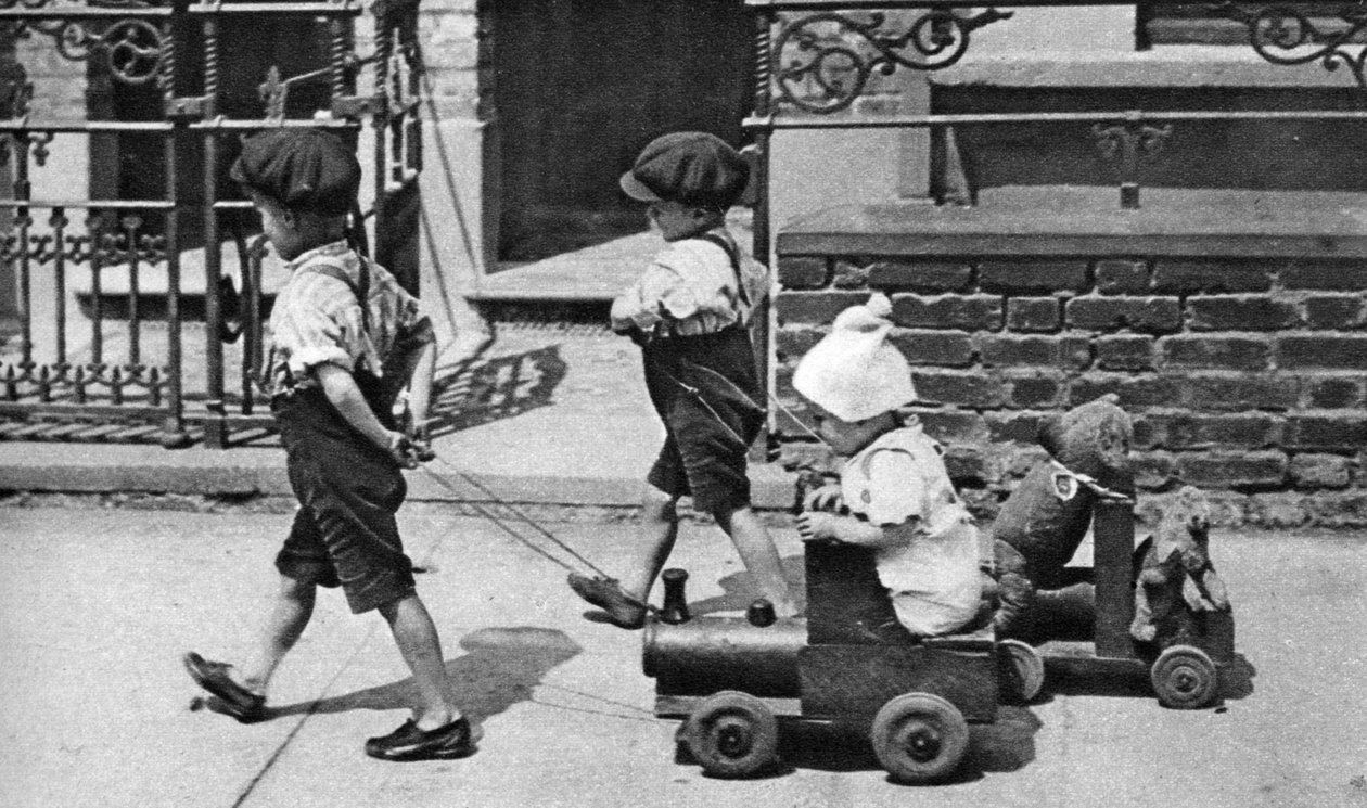 أطفال صغار يلعبون في الشارع ، لندن ، 1926-1927 بواسطة غير معروف