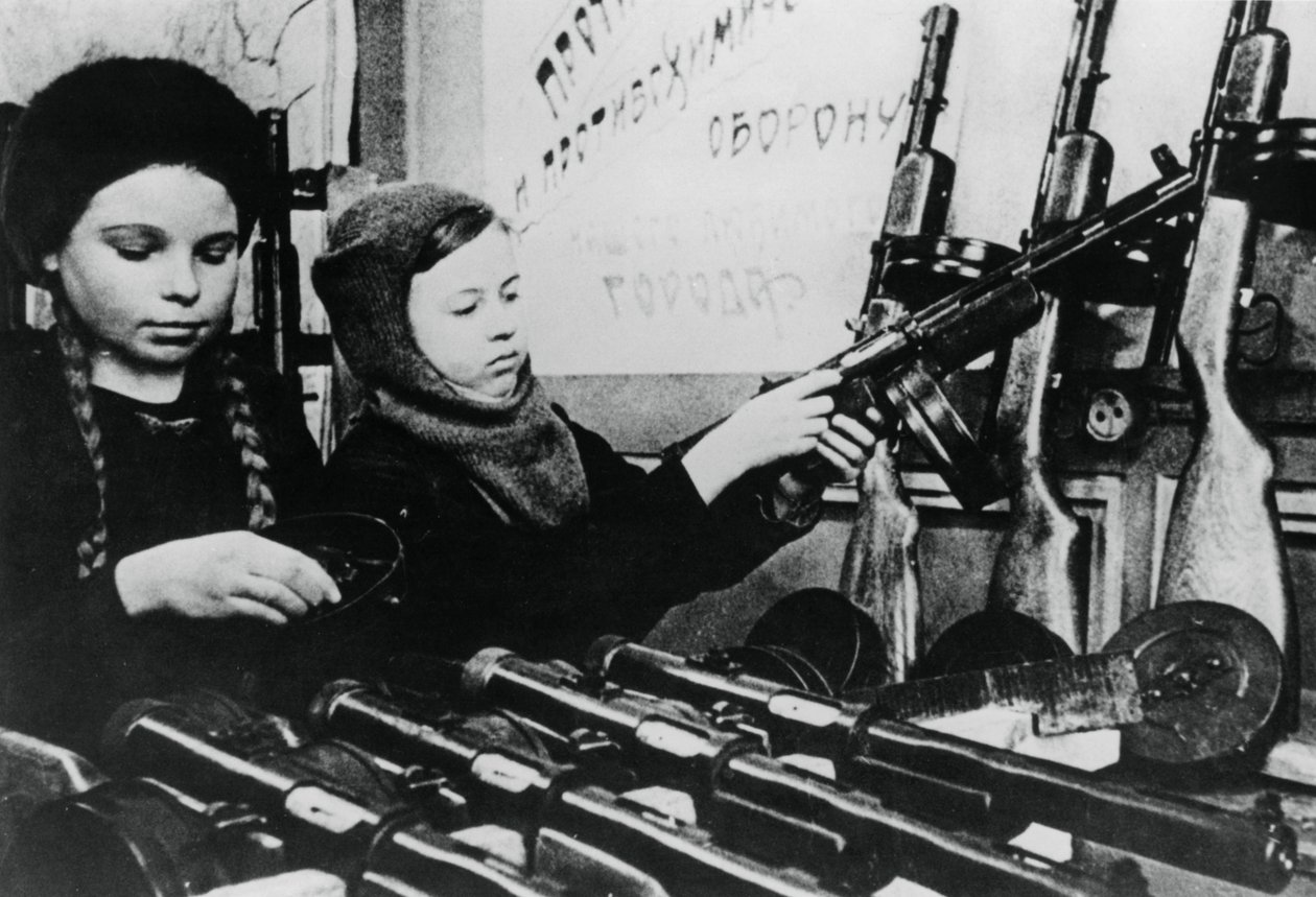 فتيات صغيرات يجمعن مدافع رشاشة في مصنع روسي ، 1943 بواسطة غير معروف