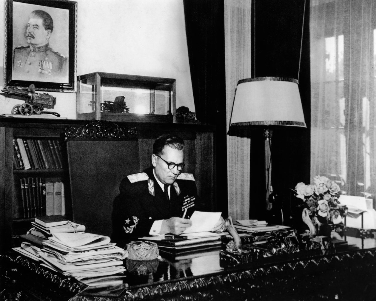 الزعيم اليوغسلافي المارشال جوزيب بروز تيتو في مكتبه ، بلغراد ، يوغوسلافيا ، c1946-c1947. بواسطة غير معروف
