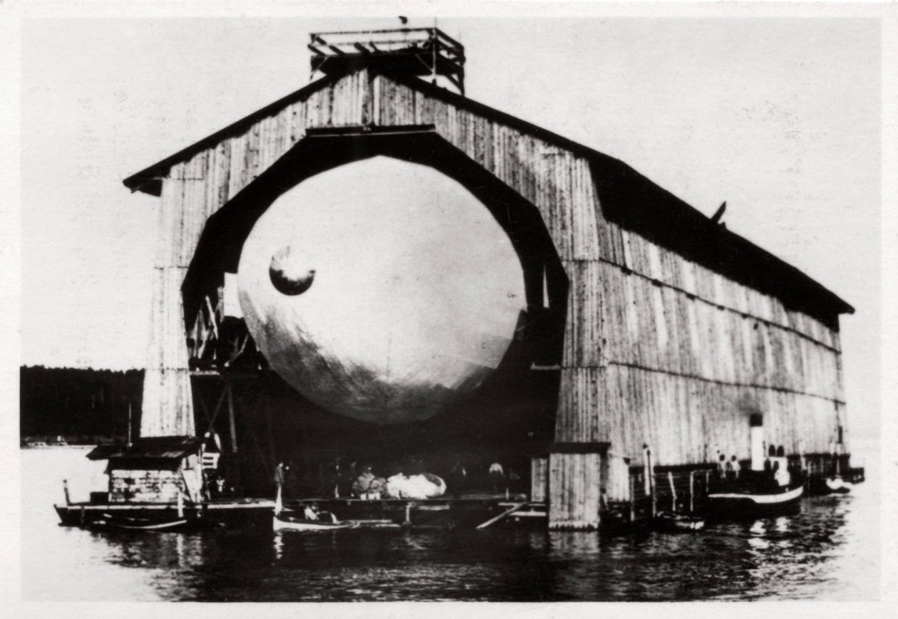 Zeppelin LZ1 في علاقة عائمة في Manzell ، فريدريشهافين ، ألمانيا ، 1900 ، 1933 بواسطة غير معروف