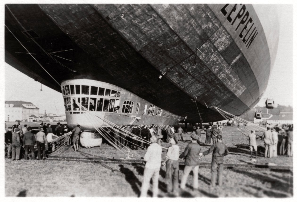 Zeppelin LZ 127 Graf Zeppelin بعد الهبوط ، 1933 بواسطة غير معروف