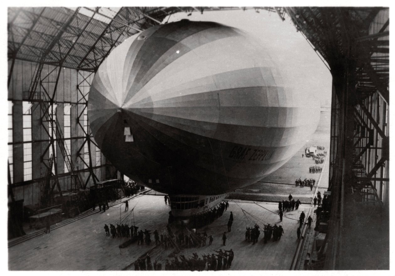 Zeppelin LZ 127 Graf Zeppelin يدخل حظيره ، 1933 بواسطة غير معروف
