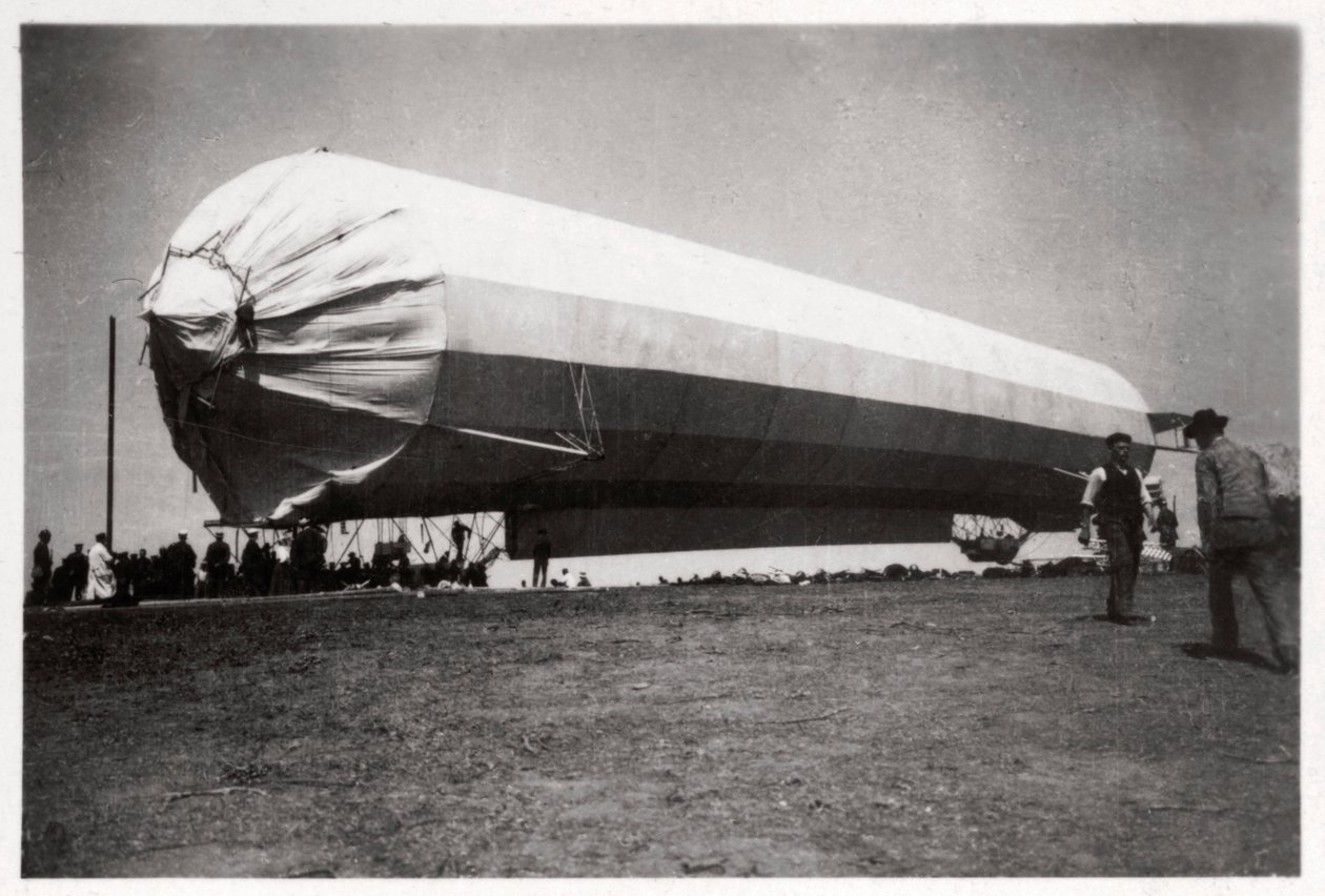Zeppelin LZ 5 at Goeppingen ، ألمانيا ، 1909 1933 بواسطة غير معروف