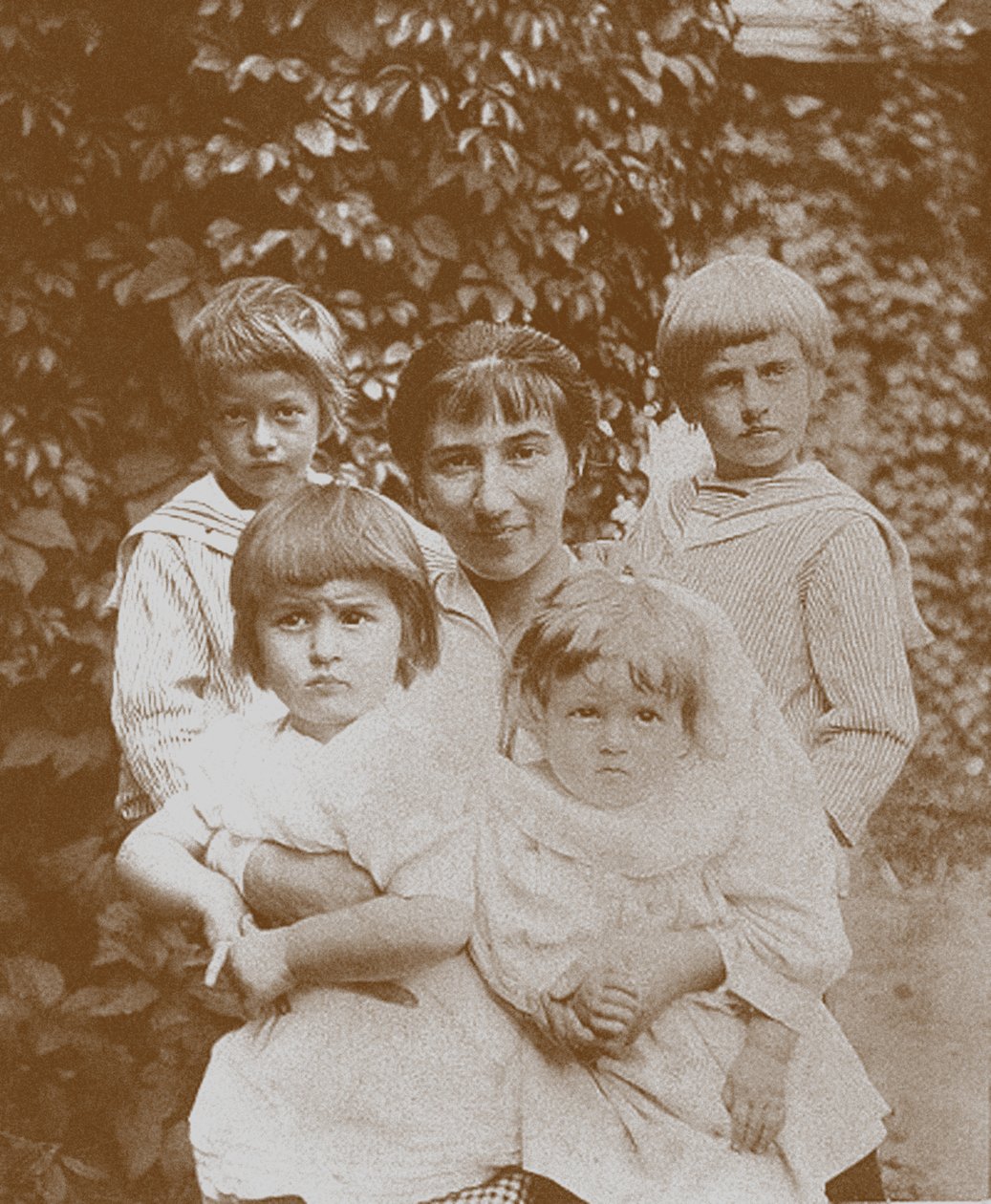 Zinaida Serebriakova مع أطفالها ، 1920s بواسطة غير معروف