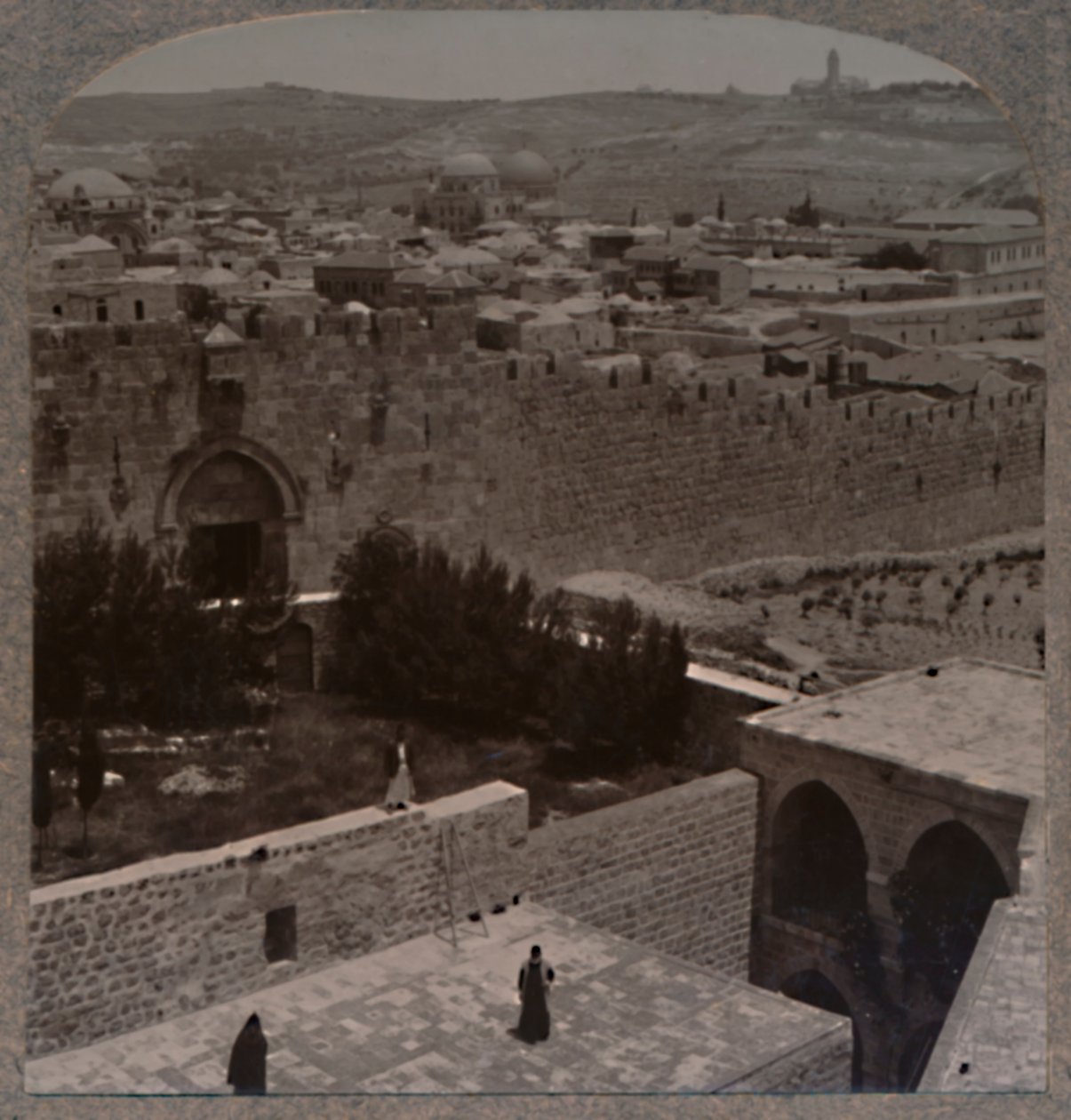 بوابة صهيون. جبل الزيتون وجبل سكوبس في المسافة ، c1900 بواسطة غير معروف