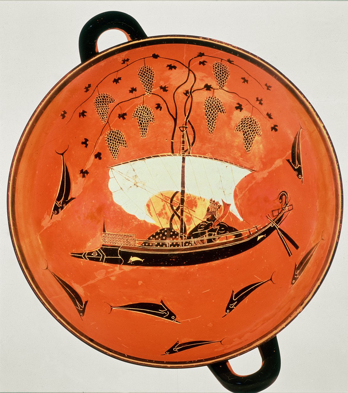كيليكس أسود الشكل ، منظر داخلي يظهر ديونيسوس في قارب مع كرمة ، Exekias ، رسام صفارة الإنذار ، القرن السادس قبل الميلاد بواسطة غير معروف غير معروف
