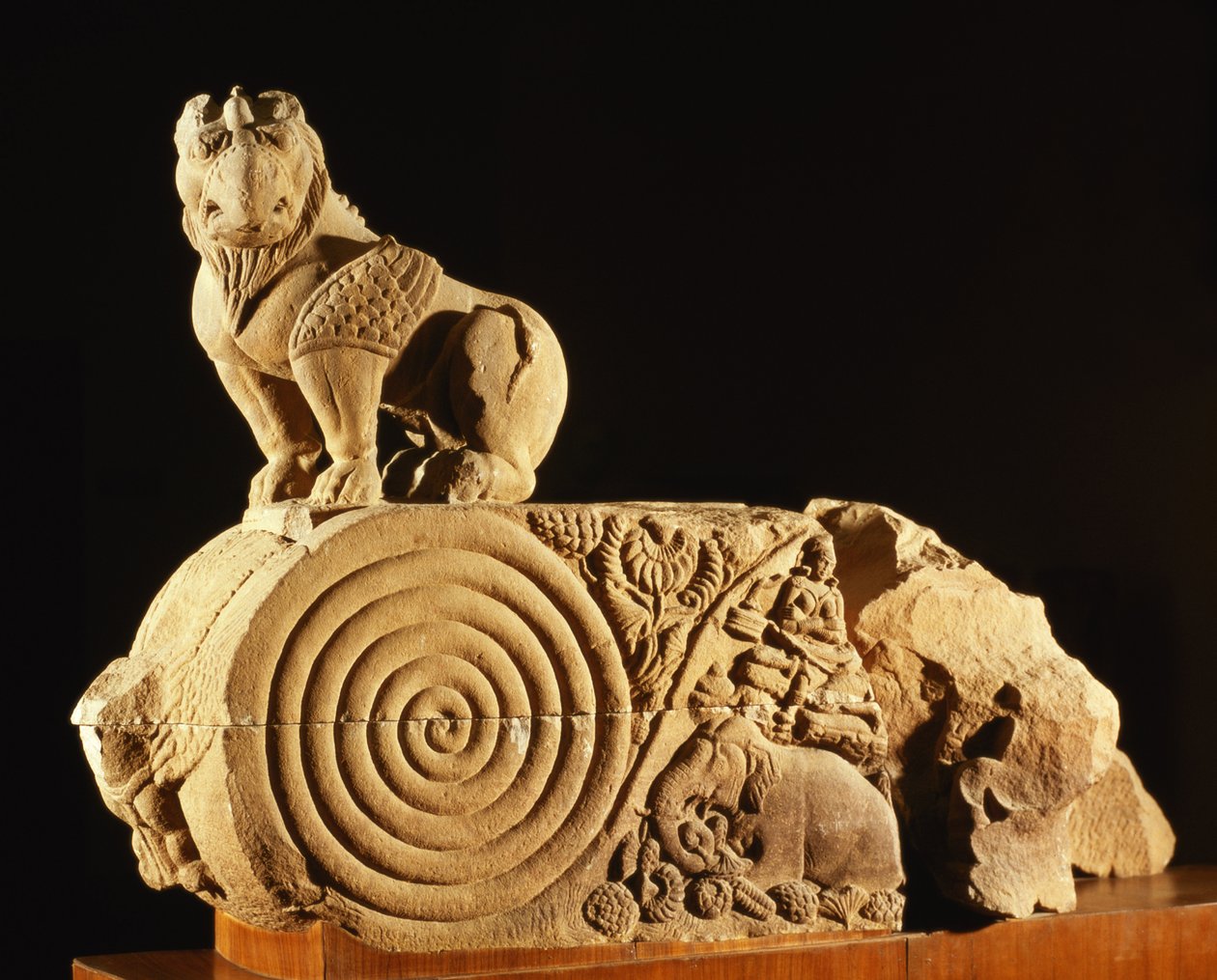 برتقالي من الحجر الرملي مع غريفين ، سانشي ، النائب ، أوائل القرن الأول الميلادي بواسطة غير معروف غير معروف