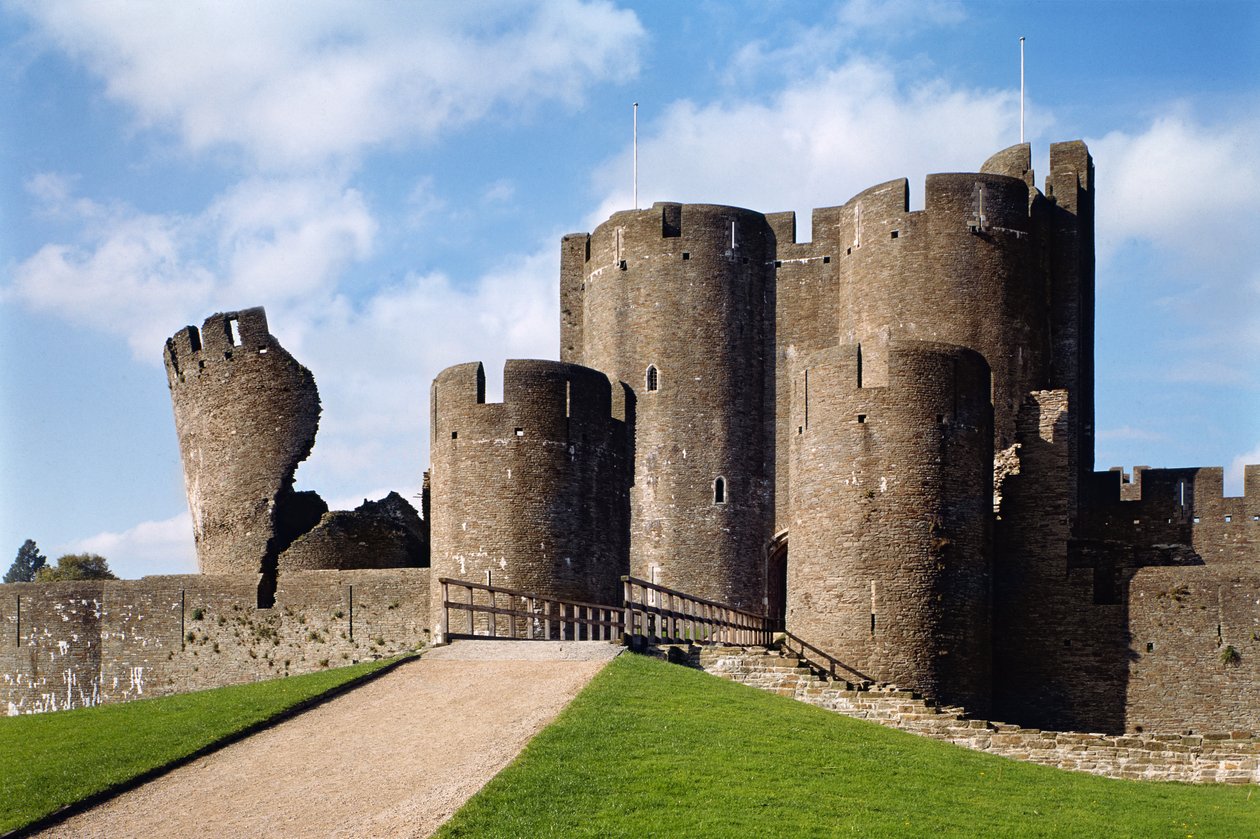 قلعة Caerphilly ، المنظر الخارجي الذي يظهر الجسر والبرج المائل ، المدرسة الإنجليزية ، (القرن الثالث عشر) ، تم الانتهاء منه 1277 ، جلامورجان ، ويلز بواسطة غير معروف غير معروف