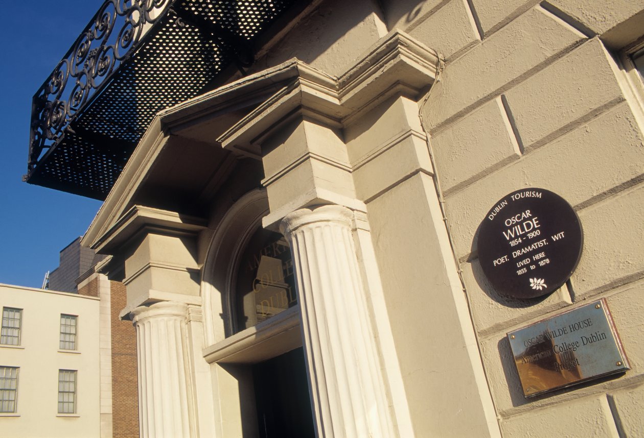مدخل متحف أوسكار وايلد هاوس في Number One Merrion Square بواسطة غير معروف غير معروف