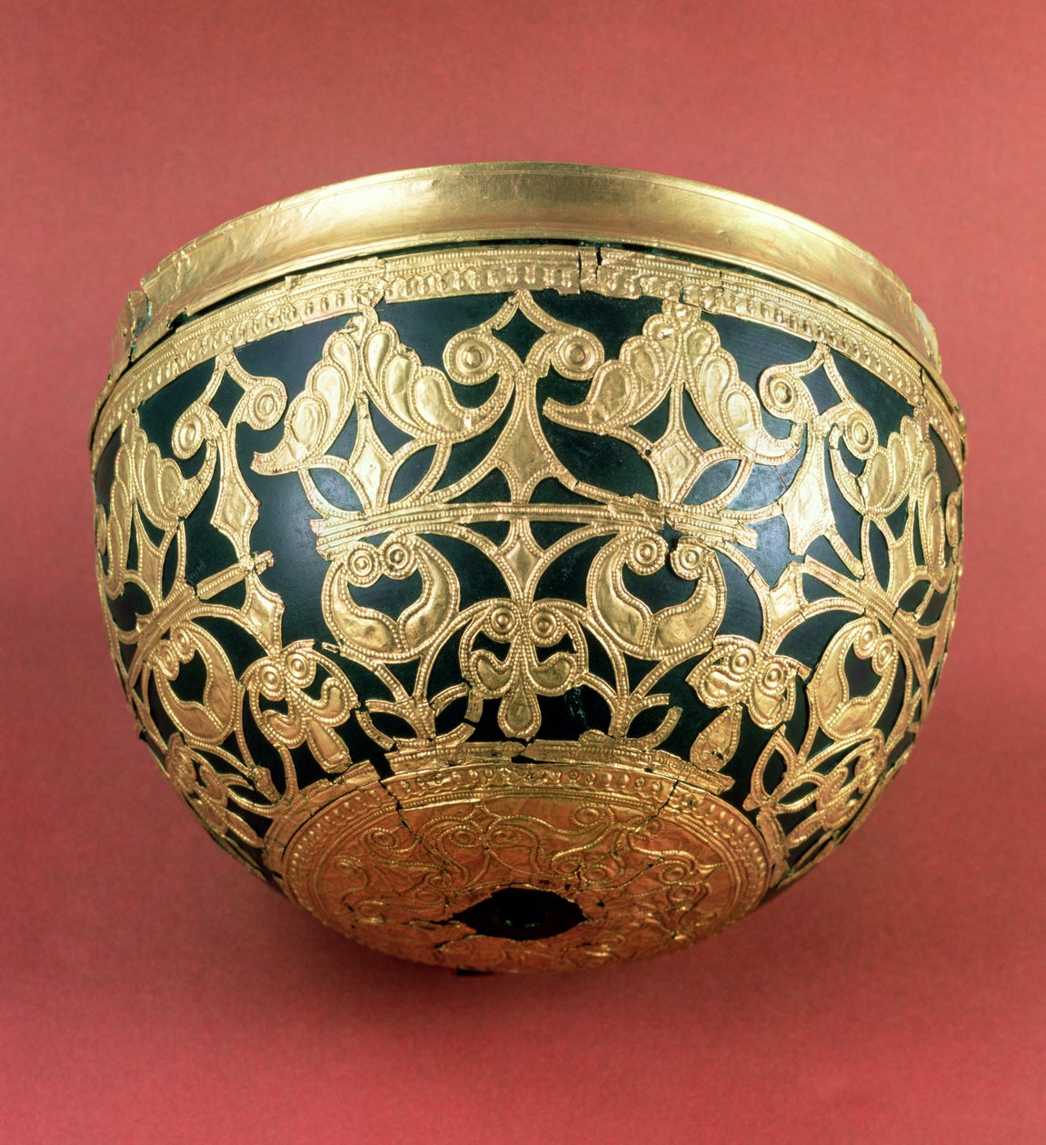 مخرمة ذهبية لوعاء مطلي بالورنيش من Schwazenbrach Celtic art ، القرن الخامس قبل الميلاد بواسطة غير معروف غير معروف