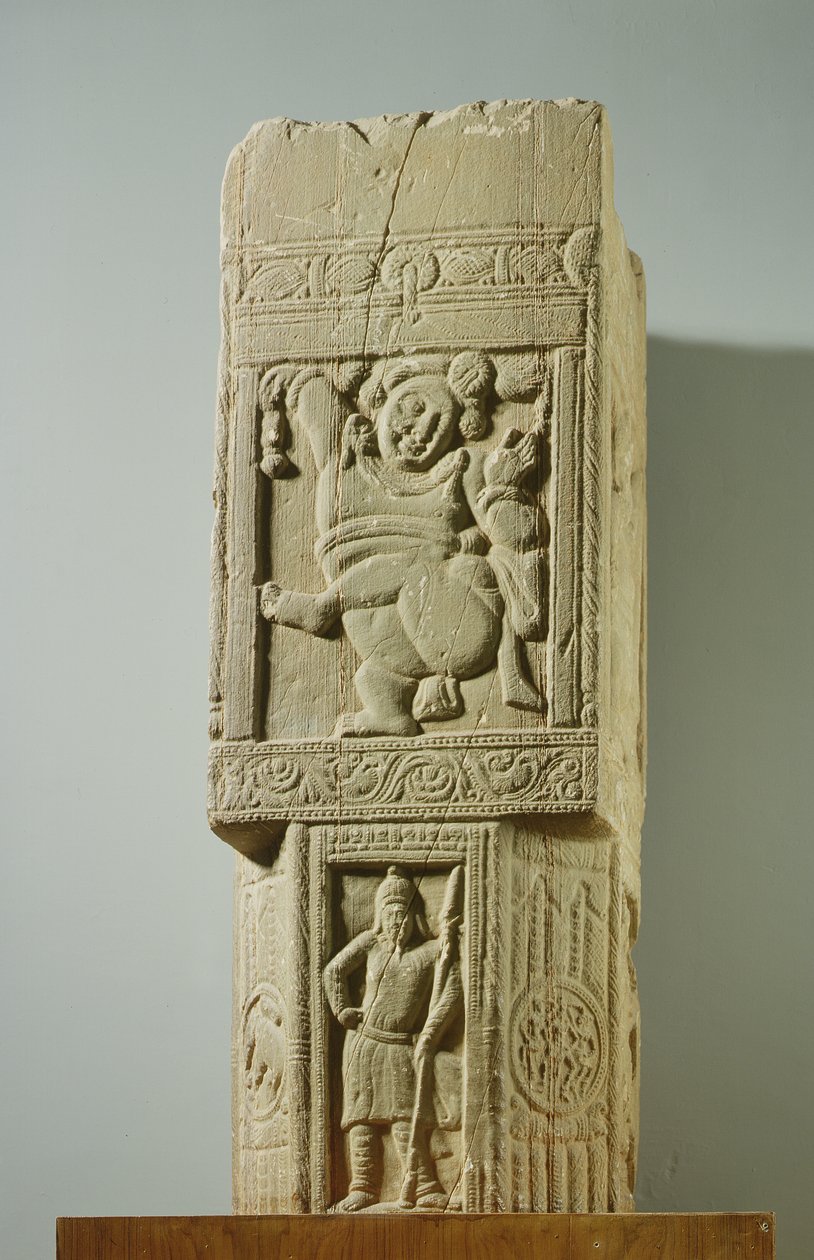 عمود من الحجر الجيري مخضر مع قزم يرقص وجندي Scythian ، Nagarjunakonda ، AP ، القرن الثالث الميلادي بواسطة غير معروف غير معروف