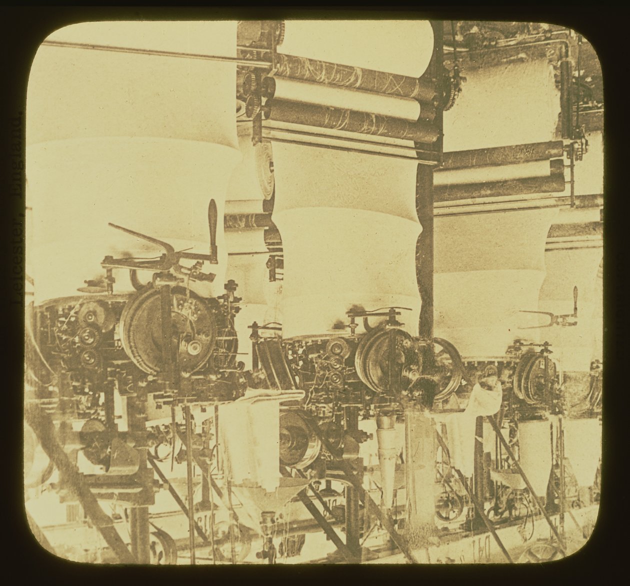 آلات الحياكة في العمل في مصنع Wolsey Woolen Factory ، ليسترشاير ، c.1850 بواسطة غير معروف غير معروف