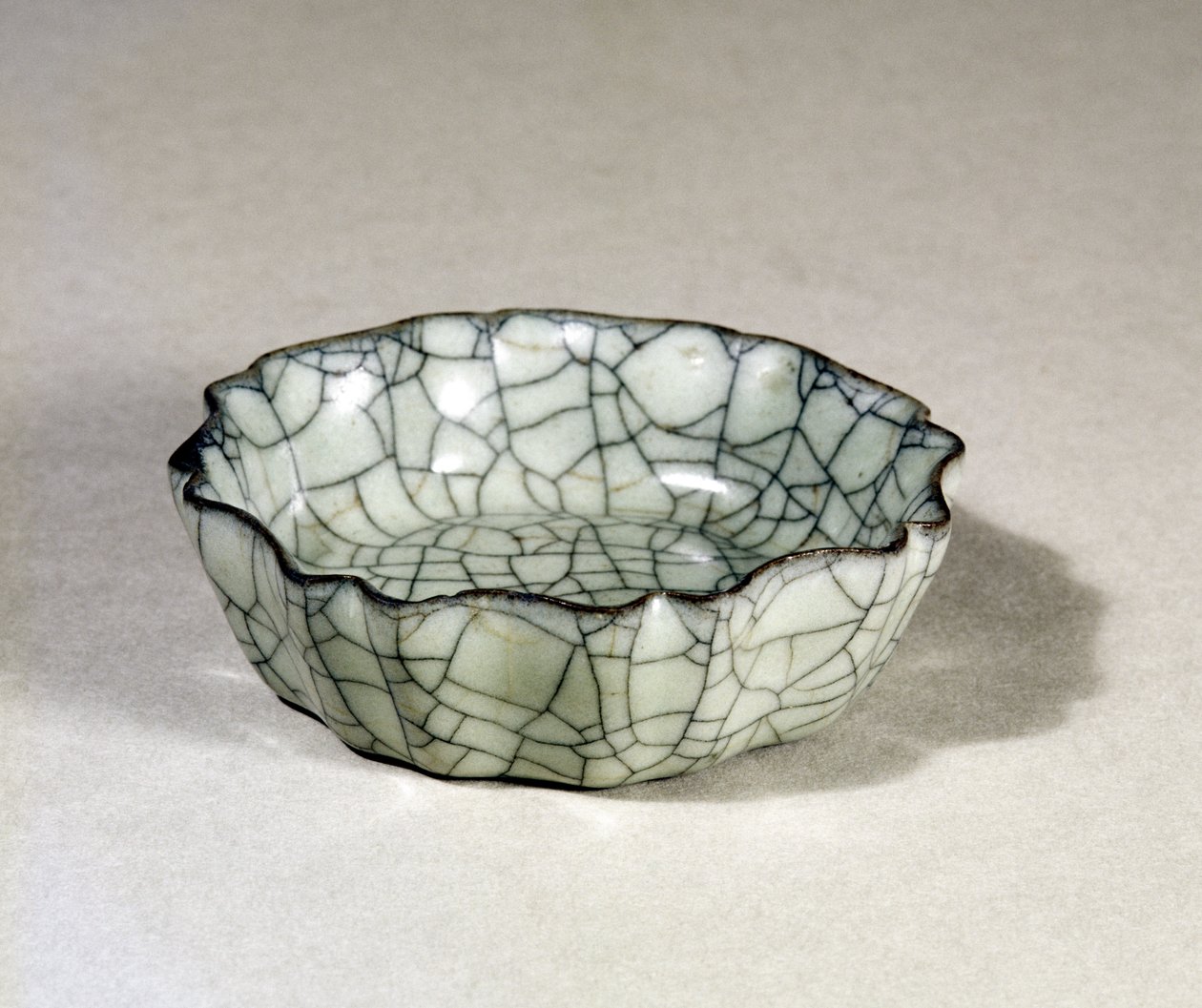 غسالة فرشاة كوان وير مصبوبة بثماني فصوص وحافة صدفي ، سلالة سونغ (960-1279) بواسطة غير معروف غير معروف