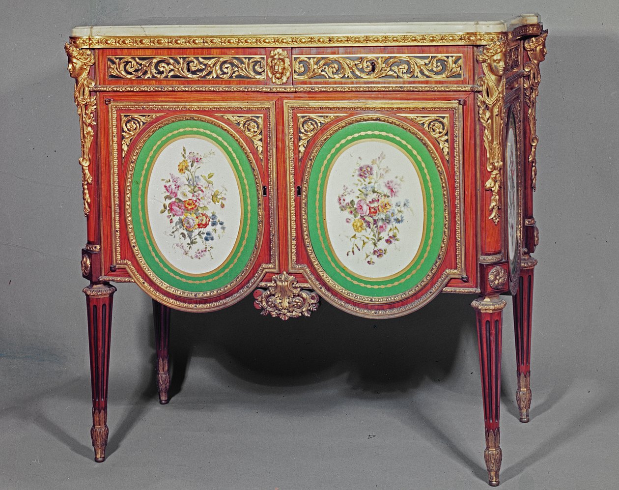 خزانة لويس السادس عشر ، مختومة M.Carlin JME ، مزينة بلوحات ormolu و Sevres ، c.1774 بواسطة غير معروف غير معروف