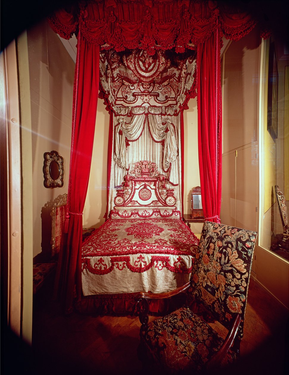 سرير دولة ميلفيل ، c.1700 (الصنوبر المغطى بحرير قرمزي المخملية جنوة مبطنة بحرير دمشقي من الحرير الصيني الأبيض) بواسطة غير معروف غير معروف