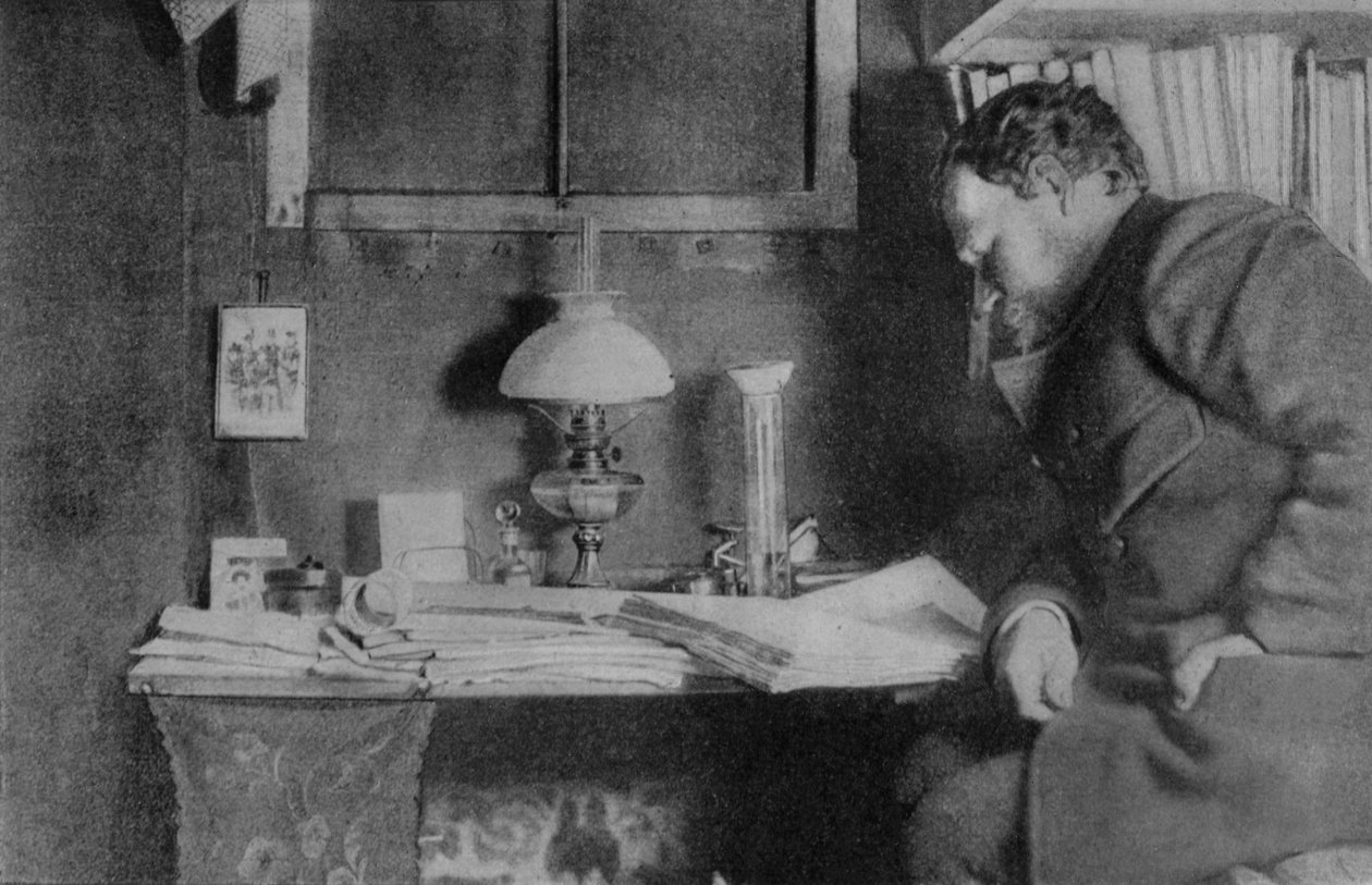 أوتو نوردنسكولد في مكتبه ، سنو هيل ، أنتاركتيكا ، 1901-03 بواسطة غير معروف غير معروف