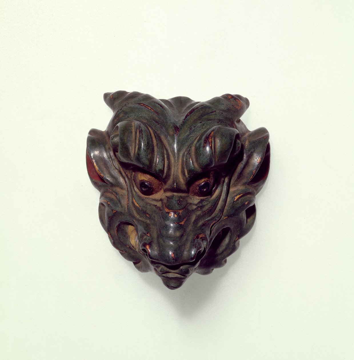 netsuke خشب البقس المطلي ، منحوتة كنموذج لقناع Gagaku ، القرن التاسع عشر بواسطة غير معروف غير معروف