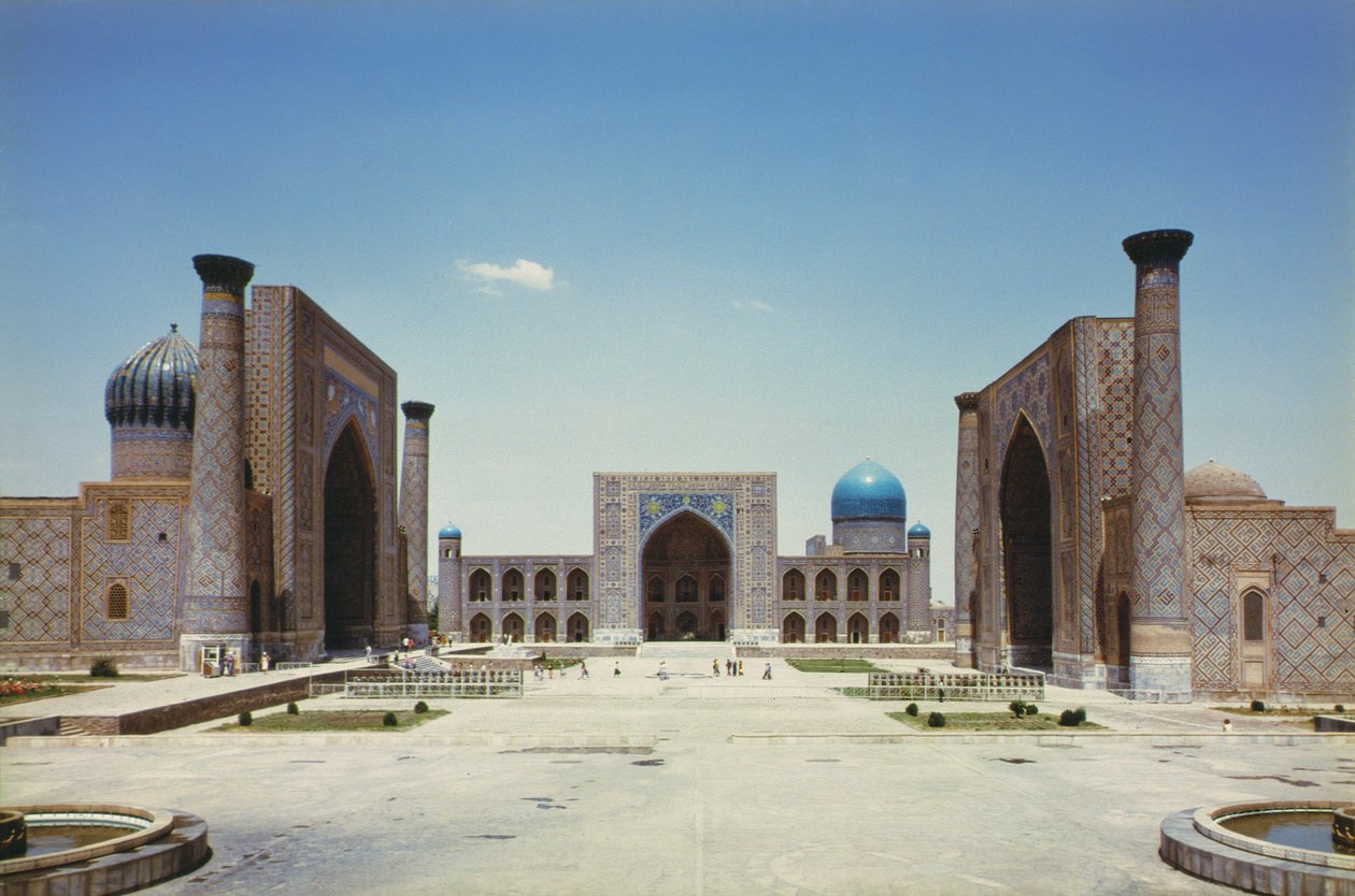 Registan ، مع الكليات الدينية المحمدية الثلاث (المدارس) بواسطة غير معروف غير معروف