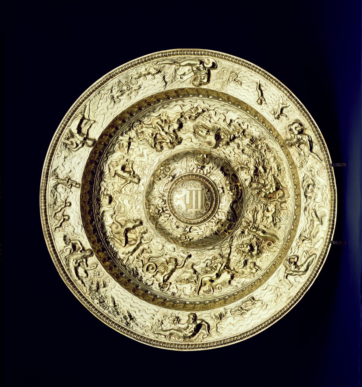 حوض فضي مذهب ، منقوش ، مطارد ومحفور ، فرنسي ، c.1560-83 بواسطة غير معروف غير معروف