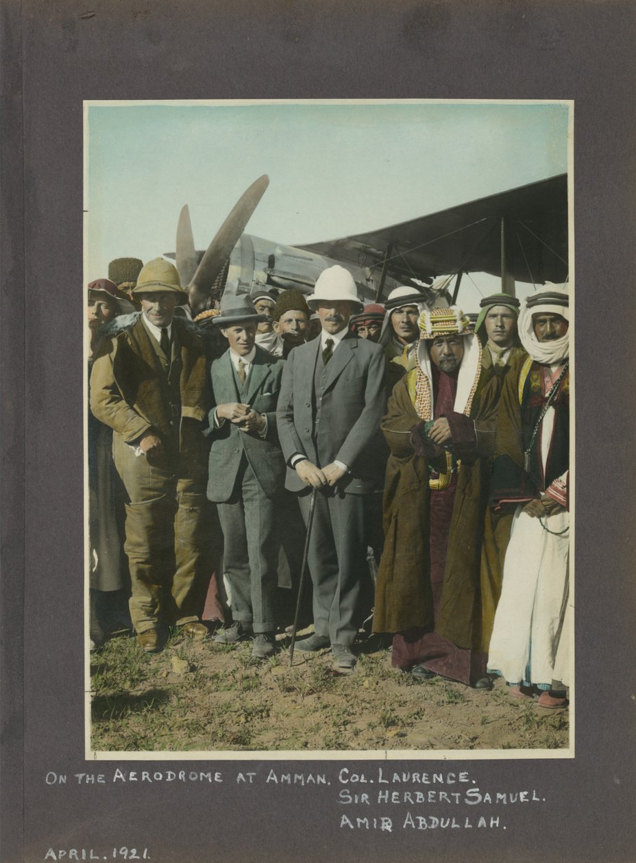 TE لورانس ، السير هربرت صموئيل وأمير عبدالله في مطار عمان ، الأردن ، 1921 (طباعة ملونة باليد) بواسطة غير معروف غير معروف