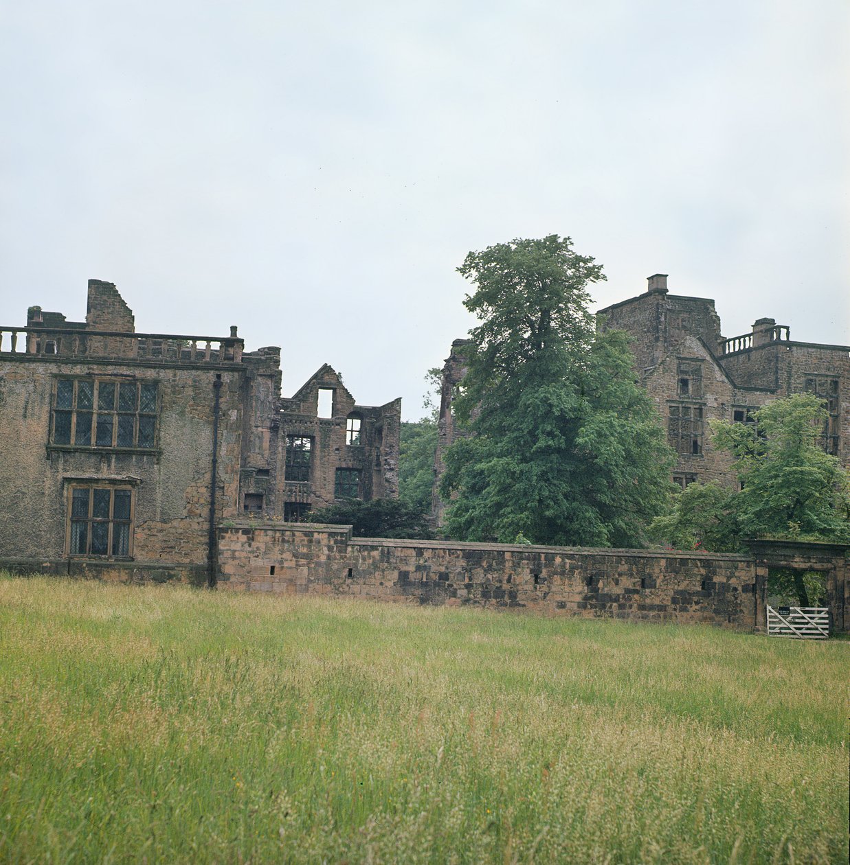 أطلال قاعة Old Hardwick بواسطة غير معروف غير معروف