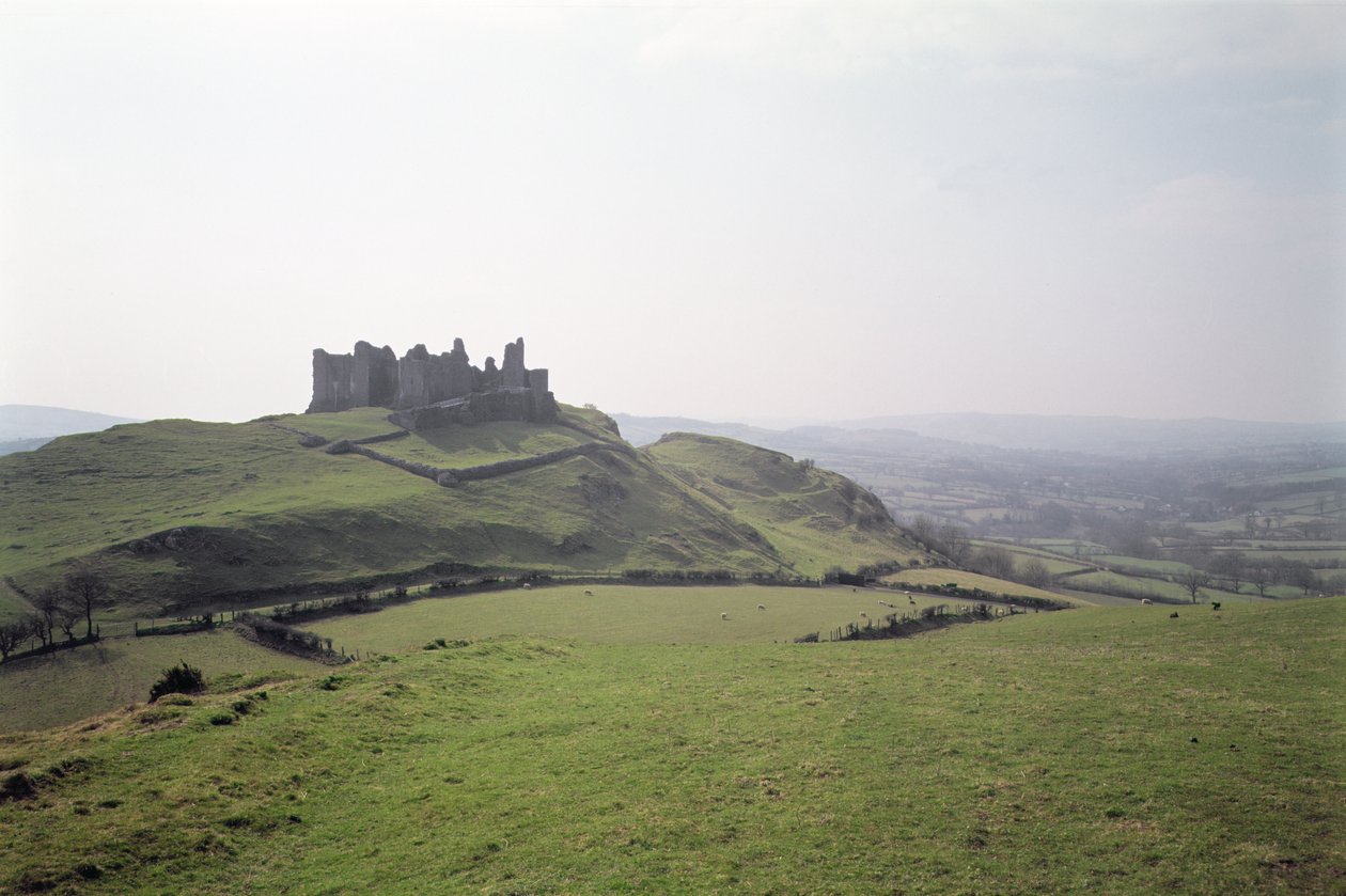 منظر لقلعة Carreg Cennen ، جنوب ويلز ، تم بناؤه عام 1350 بواسطة غير معروف غير معروف