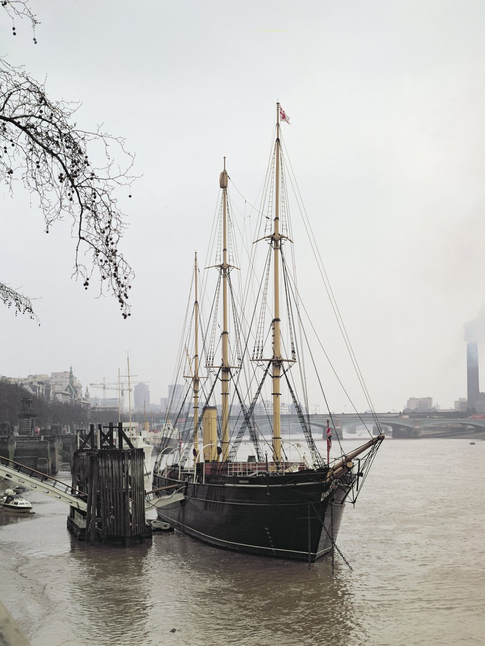 منظر لنهر التايمز مع اكتشاف RRS ، أبحره سكوت إلى القطب الجنوبي في 1901-04 بواسطة غير معروف غير معروف
