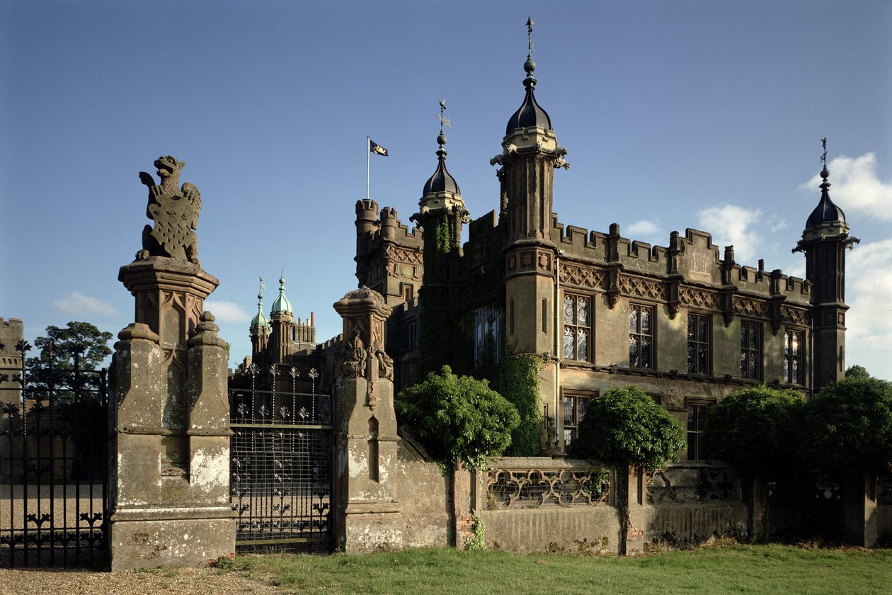 منظر لمدخل المنزل من الشمال الغربي ، Knebworth House ، Hertfordshire بواسطة غير معروف غير معروف