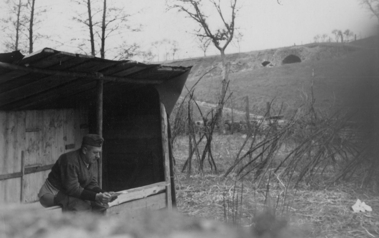 جندي يستخدم المرحاض ، 1942 بواسطة غير معروف غير معروف