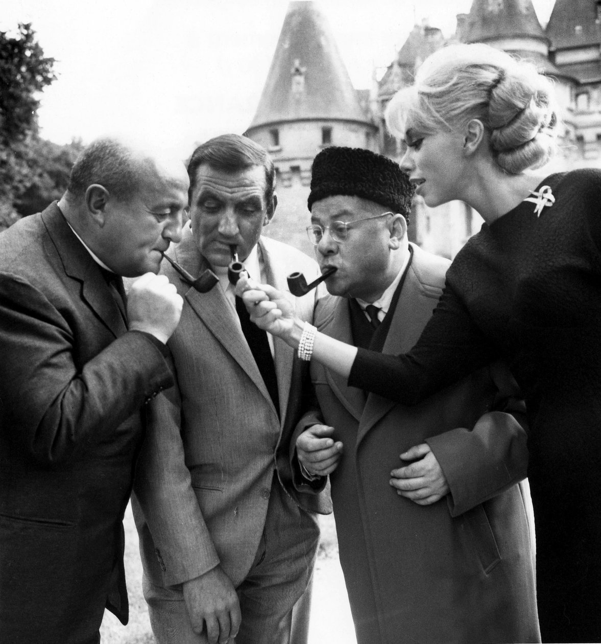 برنارد بلير ، لينو فينتورا ، فرانسيس بلانش وميريل دارك على مجموعة من فيلم Les Barbouzes في عام 1964 بواسطة غير معروف غير معروف