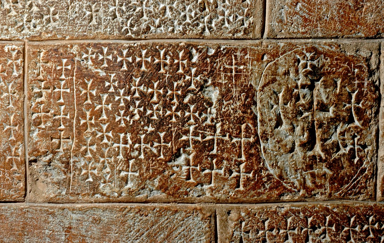صلبان محفورة من قبل الصليبيين والحجاج على جدران الكنيسة بواسطة غير معروف غير معروف