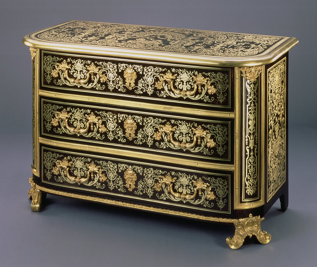 Louis XIV Boulle يتألف من حوامل ormolu وترصيع مفصل للجرار ومخطوطات الأزهار بأسلوب جان Berain I بواسطة غير معروف غير معروف